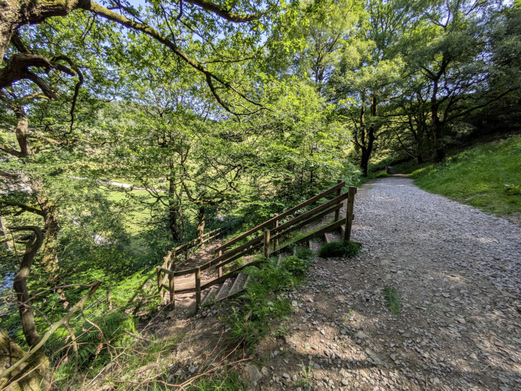 Steps down to the end of the reservoir.